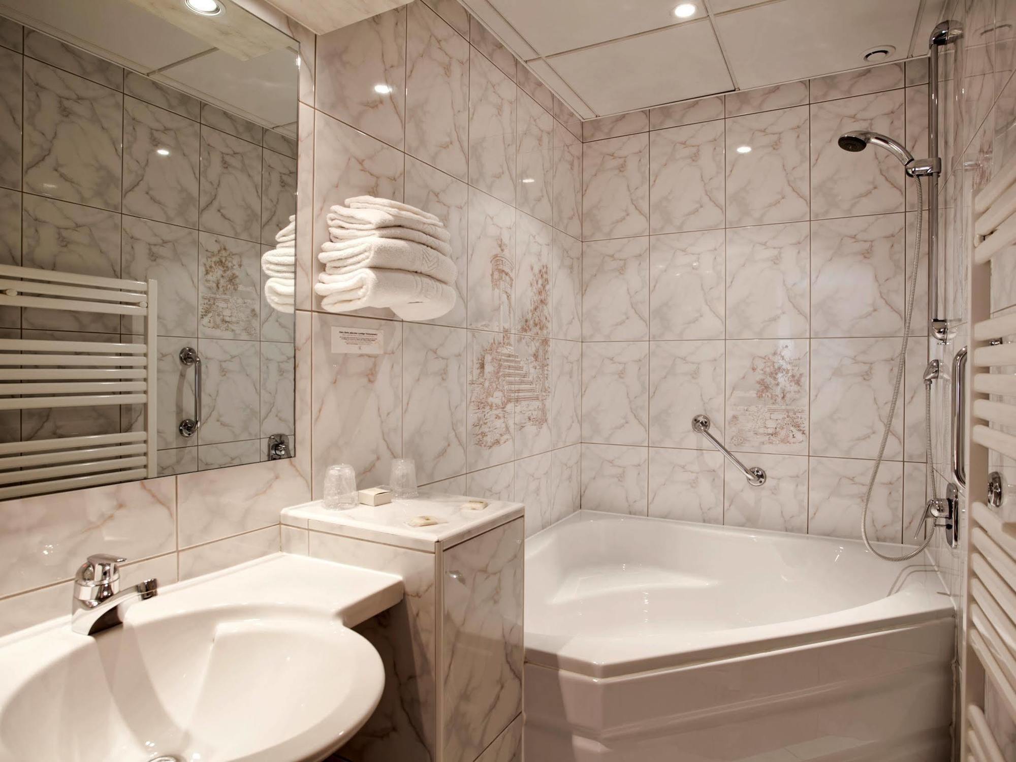 Logis Hotel & Restaurant Arcombelle Монтиньи-ле-Руа Экстерьер фото