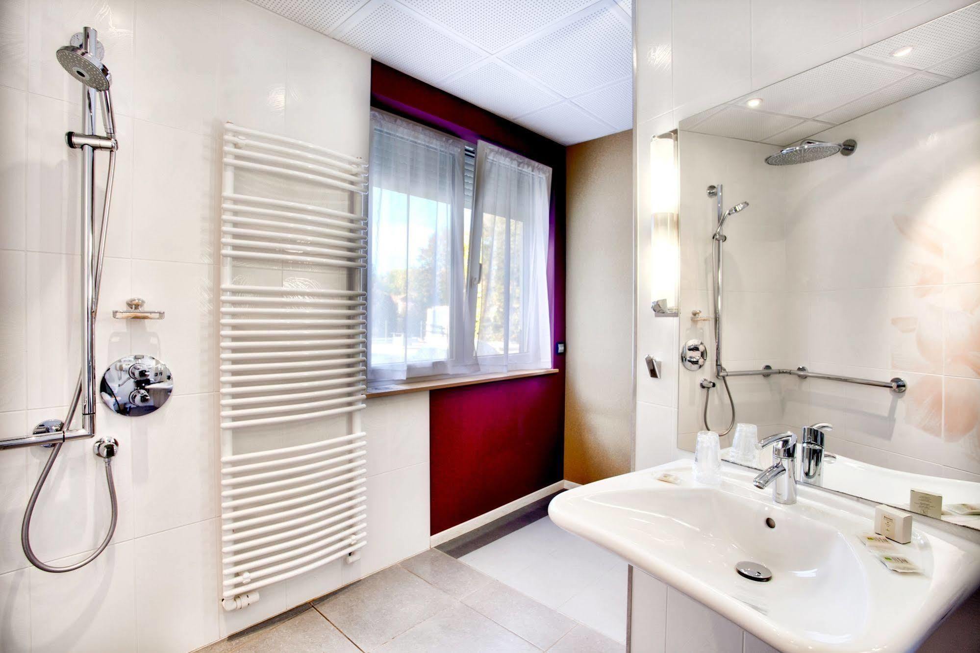 Logis Hotel & Restaurant Arcombelle Монтиньи-ле-Руа Экстерьер фото