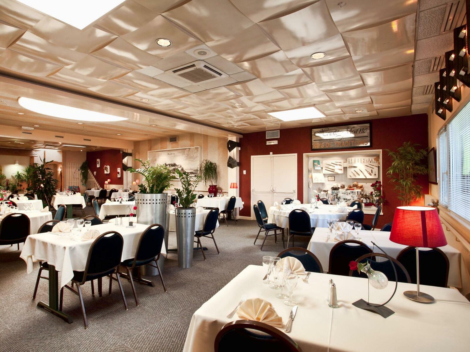 Logis Hotel & Restaurant Arcombelle Монтиньи-ле-Руа Экстерьер фото