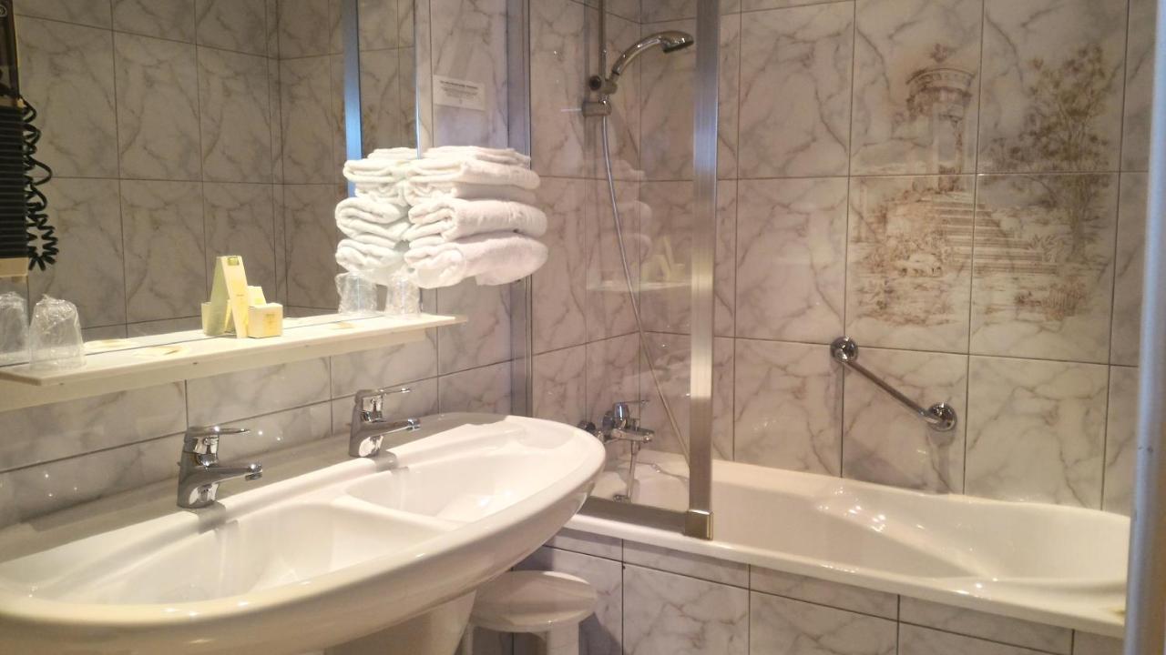 Logis Hotel & Restaurant Arcombelle Монтиньи-ле-Руа Экстерьер фото